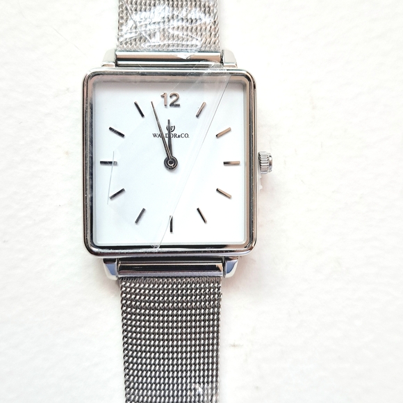 Beautiful Waldor & Co Eternal 28 Stainless  Silver Square Watch - Picture 1 of 4